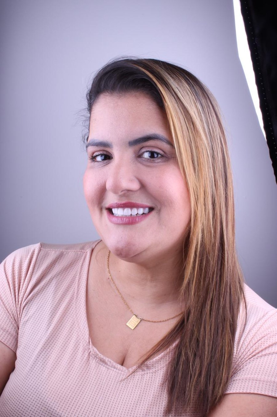 Paciente da Templare sorrindo após lentes de contato dental